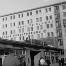 Ein Café, im Hintergrund ein Bürogebäude, Schwarz-Weiß-Fotografie; Quelle: Staatsarchiv Bremen